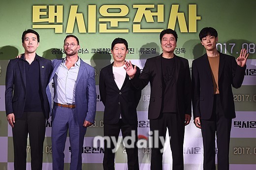 《出租车司机》今天在韩国电影预售榜击败《军舰岛》夺得冠军 《出租车司机》今天在韩国电影预售榜击败《军舰岛》夺得冠军