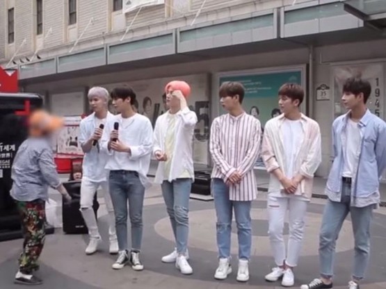 Snuper街头宣传改版专辑遇老奶奶  往泰雄的腹部猛推了一把