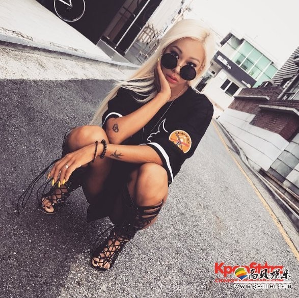 歌手Jessi公开了近照，并留下了"Excuse me but who is you?"