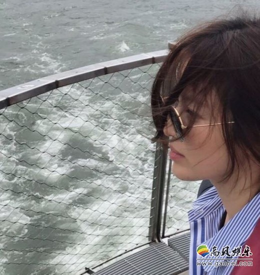 宋慧乔在海边凝望着前方  被海风吹乱的头发也难掩出众的美貌