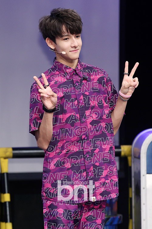 歌手Samuel举行solo出道专辑发售showcase  兄弟到场助阵