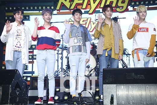 5人组全新出发的韩国乐队N.Flying 举行了新专辑发售showcase