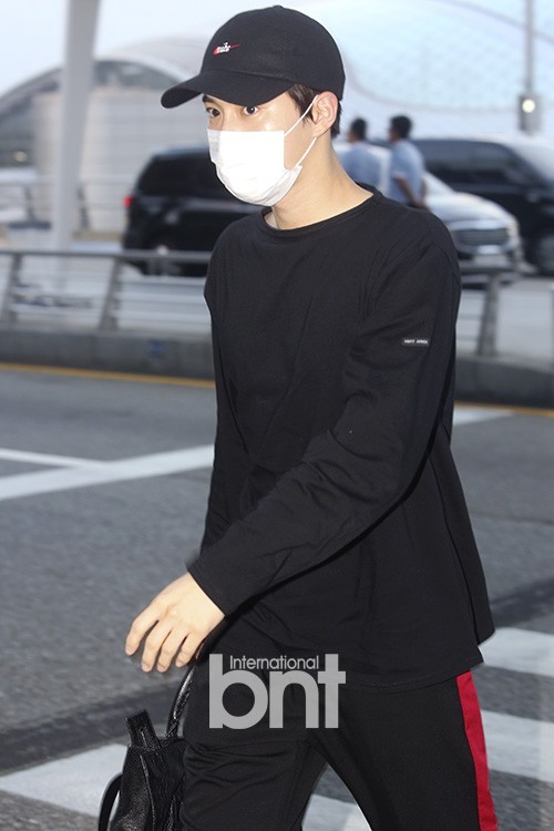 韩国男团EXO国际机场出发   前往香港参加演唱会