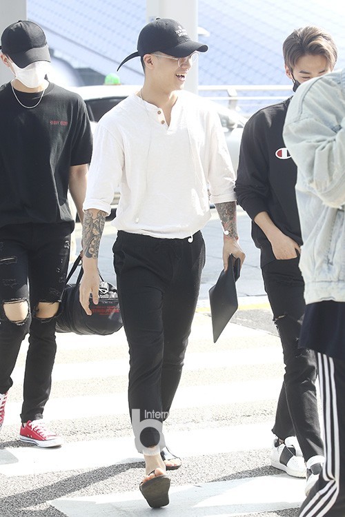 韩国男团TeenTop国际机场出发    前往马来西亚参加演唱会