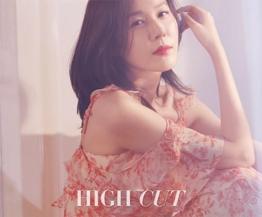 金荷娜为杂志拍摄最新画报  展现了优雅迷人、妩媚柔情的魅力