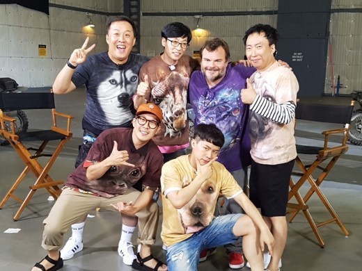 《无限挑战》洛杉矶拍摄  刘在石等与好莱坞影星Jack Black合影
