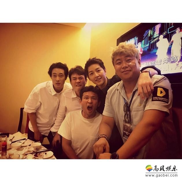 《军舰岛》票房稳坐前三名   众主创参加庆功宴并开心合影