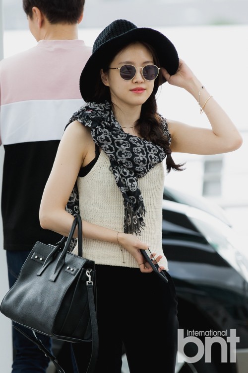 韩国女团Apink机场出发    前往波兰华沙参加公演