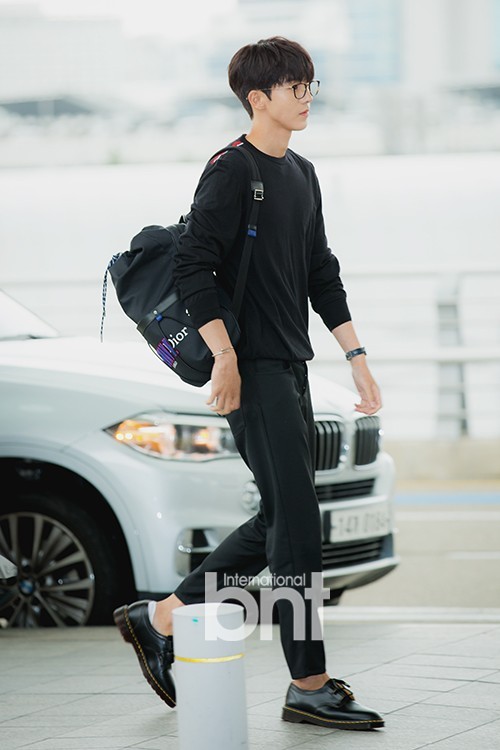 南柱赫经由仁川国际机场出发   前往法国巴黎拍摄画报