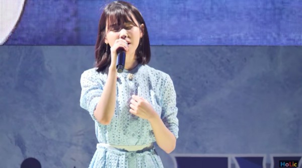 IU在在台上被观众挽留走不开   索性大方开放现场点歌环节