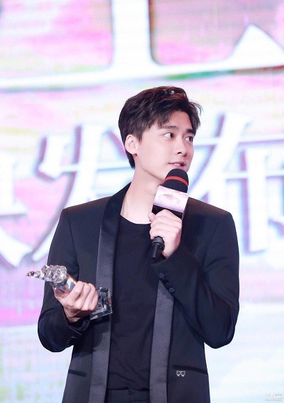 李易峰被女粉丝这样反撩，害羞到脸颊发热！