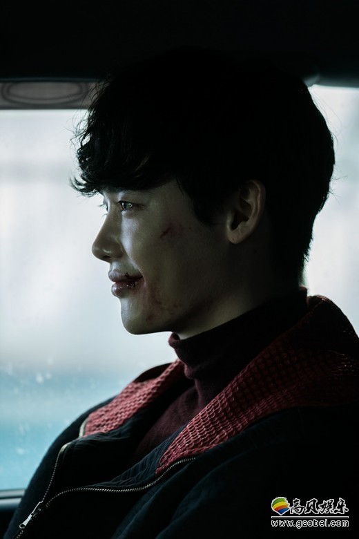 《VIP》公布李钟硕的最新剧照  傲慢的神情和充满狂气的眼神