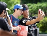 刘在石参加《appy together》录制   被路人围拍还亲切合影