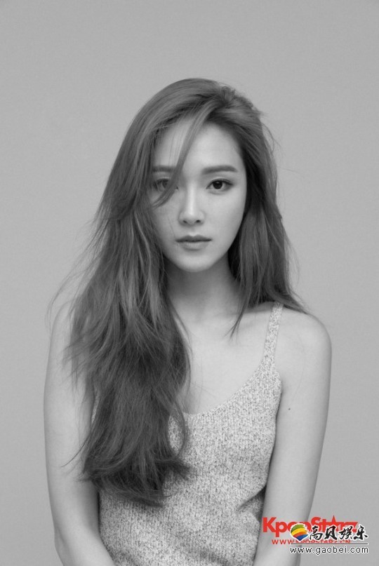 Jessica与Krystal一起观看《河伯的新娘》首播  妹妹主演的剧