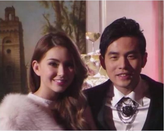 周杰伦为昆凌甜蜜庆生，夫妻戴金手环秀恩爱！