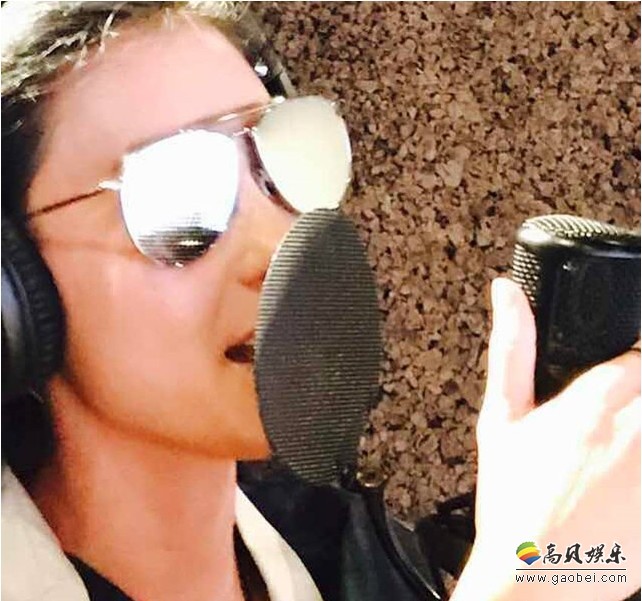 张柏芝棚内录歌：戴墨镜全程未摘，表情冷冷，酷劲十足