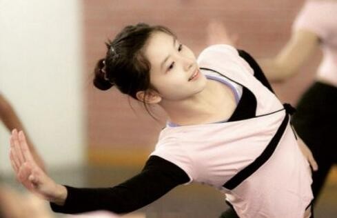 “奶茶妹妹”章泽天晒高难度健身，两腿成90度柔韧性强