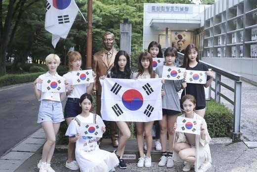DIA纪念韩国光复节   成员们手持韩国国旗拍摄的照片