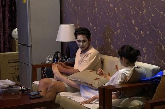 《同床异梦2》于晓光为秋瓷炫做足底按摩   开玩笑脚太大了