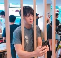 《Manhole》主要讲述的是什么故事？