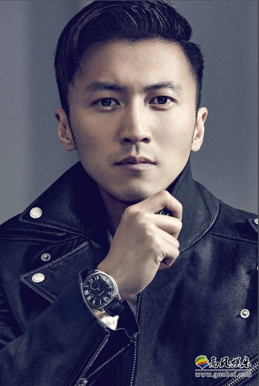 谢霆锋趴在长桌上,一手托腮,和众学员一起在认真学做甜品,侧颜非常的