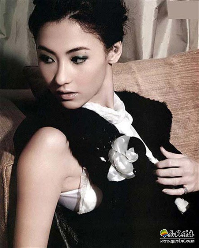 张柏芝买“全世界最贵鞋子”，菲佣欲帮系鞋带大喊：别碰！