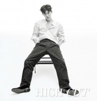 李钟硕公开一组黑白大片   本色出演型男高颜值收获高人气