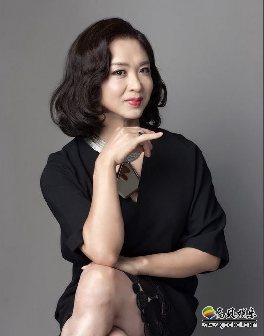 金星度假和洋老公牵手漫步，穿露背装窈窕迷人