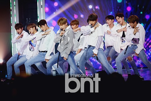 男团WannaOne《SHOW CHAMPION》带来主打歌和收录曲