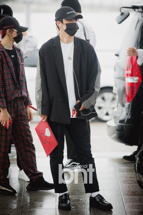 韩国男团SEVENTEEN机场出发  前往美国参加“KCON 2017 LA”