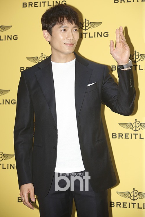 池晟河锡辰朴经出席了在首尔松坡区蚕室举行的某品牌活动