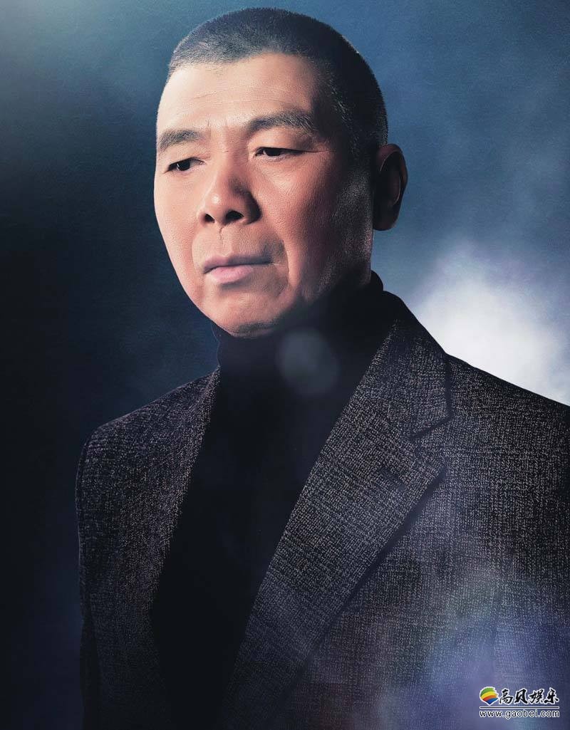 马布里机场偶遇冯小刚大玩自拍，吴亦凡变身两人翻译