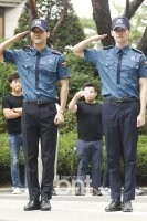 沈昌珉、崔始源结束兵役期   从首尔地方警察厅正式退伍