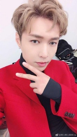 张艺兴回到常用的练习室  暗指正在淮备的是个人第二张专辑