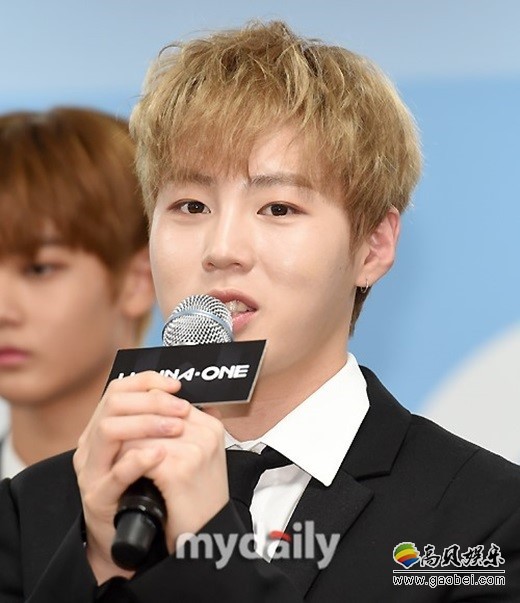 WANNA ONE成员河成云最近参加了MBC《无限挑战》节目的拍摄