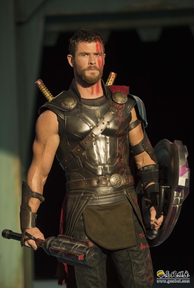 《雷神3》新剧照：锤哥再换兵器，洛基“眼神杀”魅惑迷人