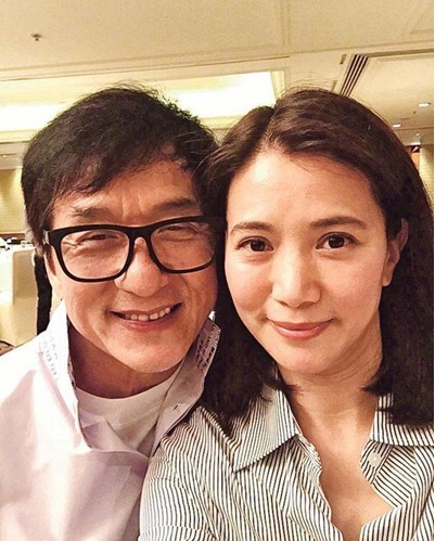 世纪大和解！袁咏仪晒与成龙合照，回顾22年前恩怨