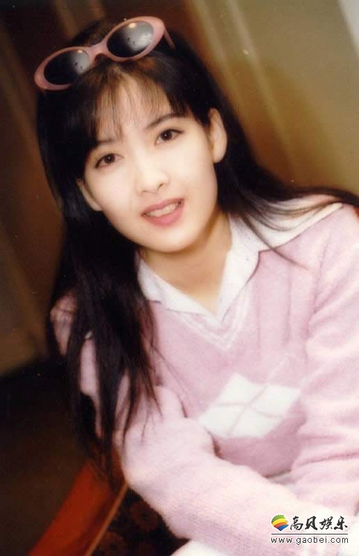 49岁周慧敏晒健身照：身材婀娜多姿，仍似妙龄少女