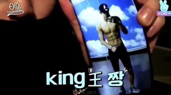 《The EXO“rDIUM》演唱会幕后片段 灿烈意外曝光“半裸自拍照” 《The EXO“rDIUM》演唱会幕后片段 灿烈意外曝光“半裸自拍照”