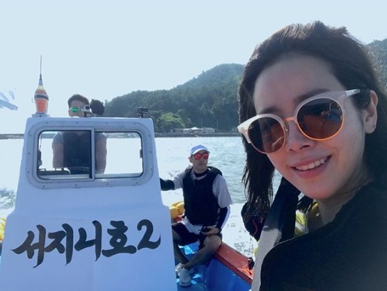 韩志旼晒与《三时三餐》三成员幸福面貌  展露迷人笑容