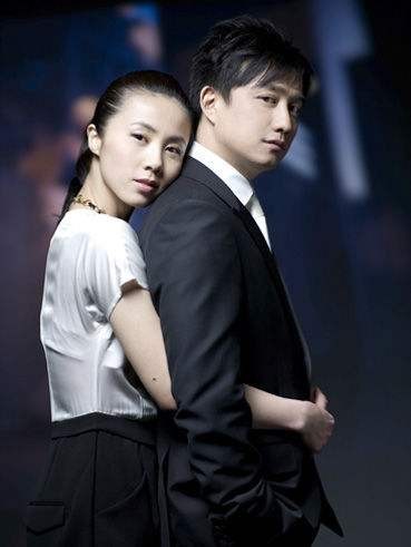 黄磊老婆首晒小儿子，多妹亲吻弟弟小脚超有爱