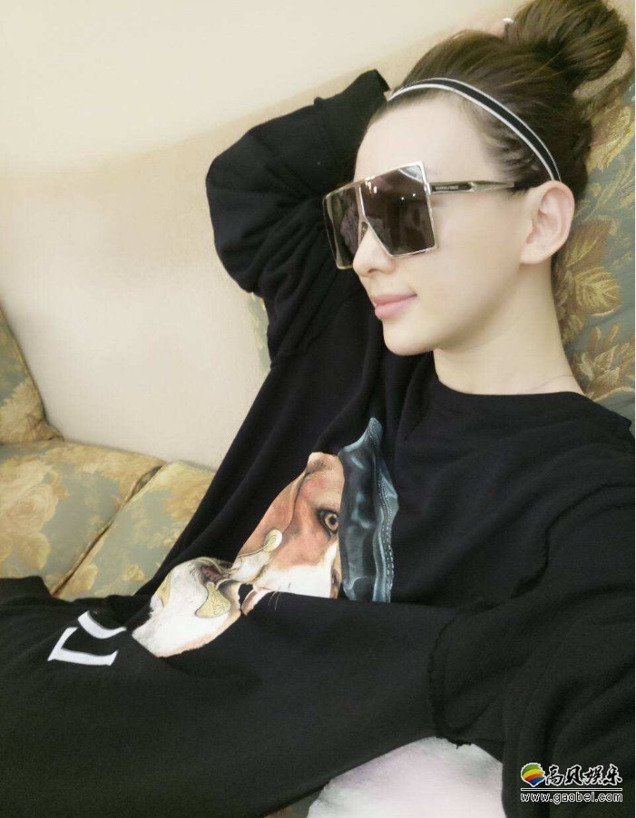 薛之谦前妻出门逛吃，热裤美腿超吸睛