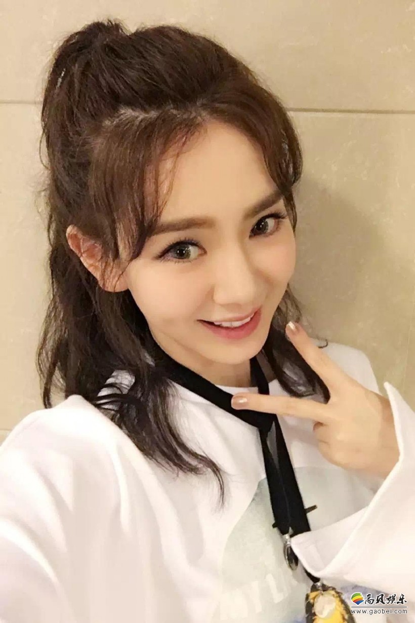 这很Freestyle！戚薇高铁站摆拍大秀美腿白到反光