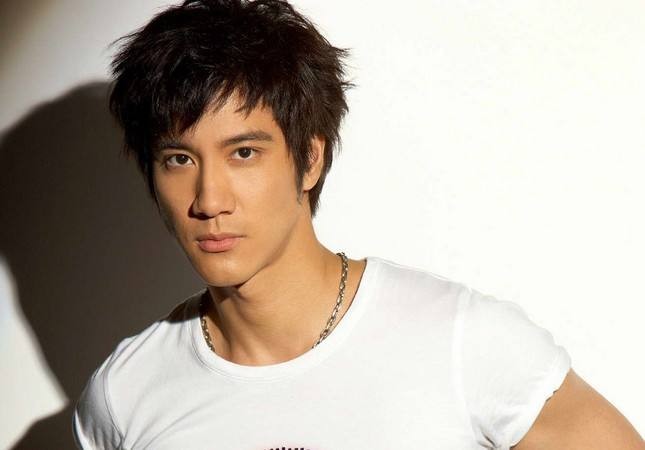 王力宏深夜加班“神情专注”，五线谱却暴露了他的心机