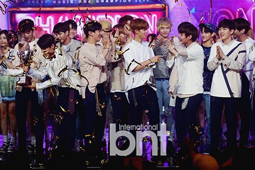 Wanna One出演了MBC音乐节目《SHOW CHAMPION》并获得本周一位
