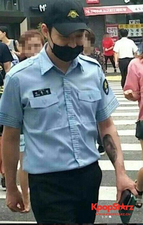朴有天退伍前最后一天上班路照片公开  并在网上不断被转载