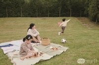 李英爱受某杂志邀请  与双胞胎儿女在家中拍摄作为主题的写真