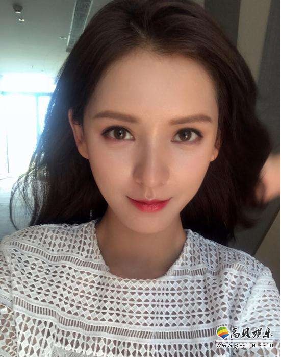 张予曦晒短发造型帅气可爱，低胸背心秀香沟细腰