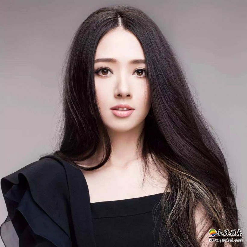 郭碧婷坐阳台围栏拍照，笑容惬意，网友：太危险了