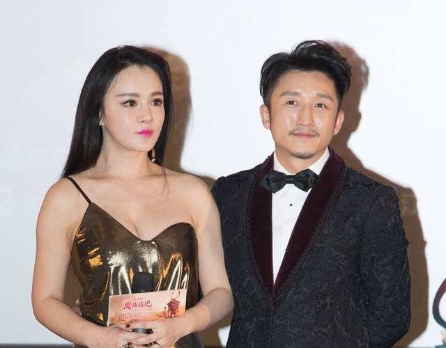 冉莹颖陪同邹市明美国工作，湖边合影恩爱甜蜜
